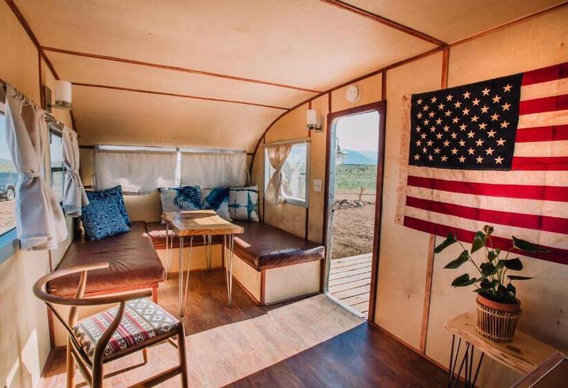 شقة غرفة واحدة, Luna Mystica