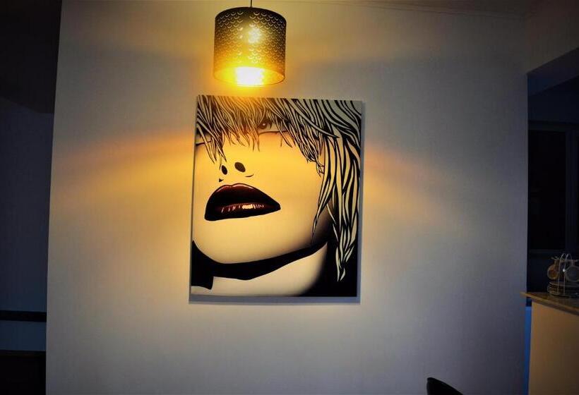 Estudi Familiar, Casa Rendez Vous