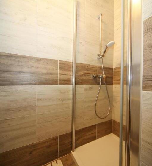 اتاق خانوادگی با سرویس بهداشتی مشترک, Planinska Koča Na Gozdu