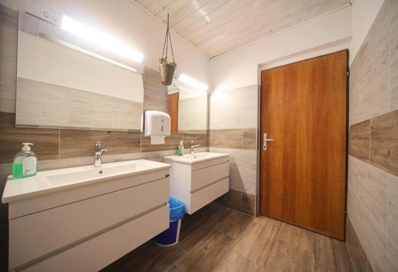 اتاق خانوادگی با سرویس بهداشتی مشترک, Planinska Koča Na Gozdu