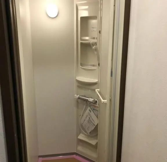 エコノミー4人部屋, Daigo House