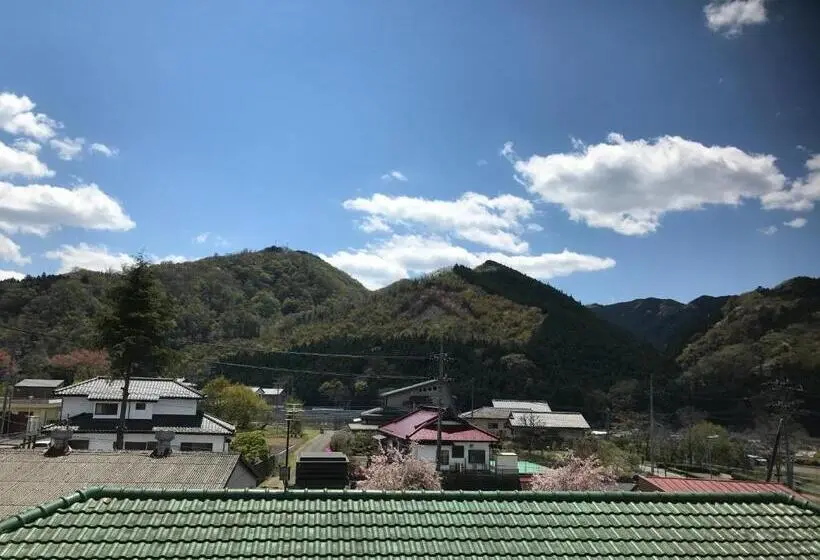 エコノミー4人部屋, Daigo House