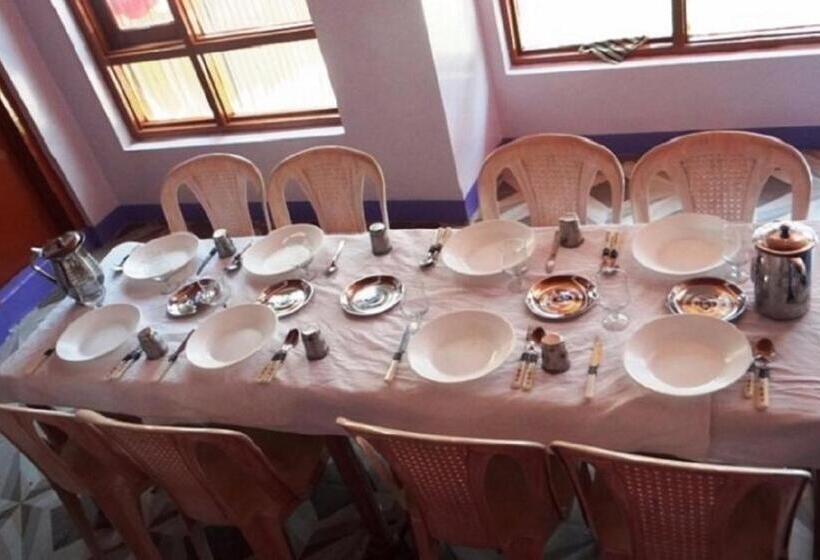 تختخواب در اتاق مشترک, Hayat Hotel Pahalgam