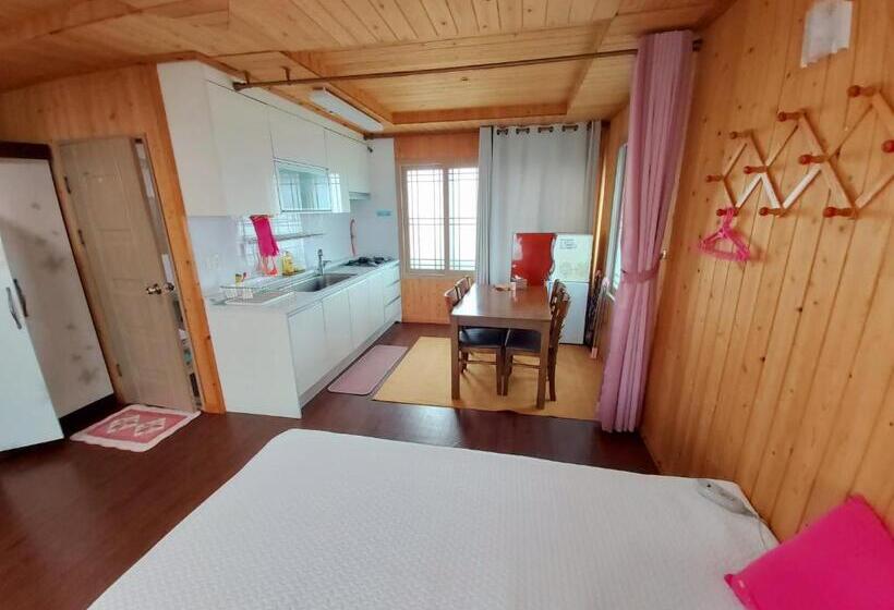 Escritório Estándar, Feeling Good House