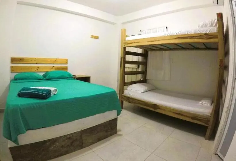 اتاق استاندارد چهار تخته, Rokadura Hostel