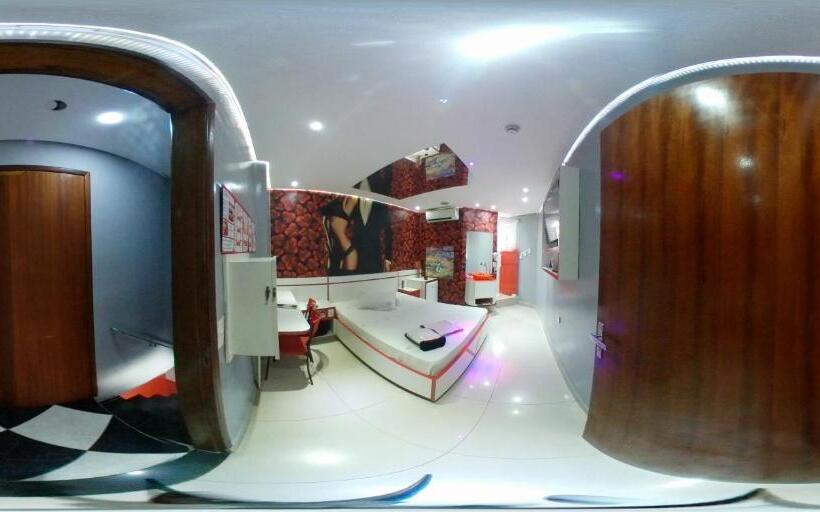 اتاق لوکس, Motel Fest