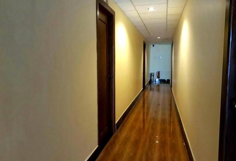 חדר סטנדרט, Capitol One