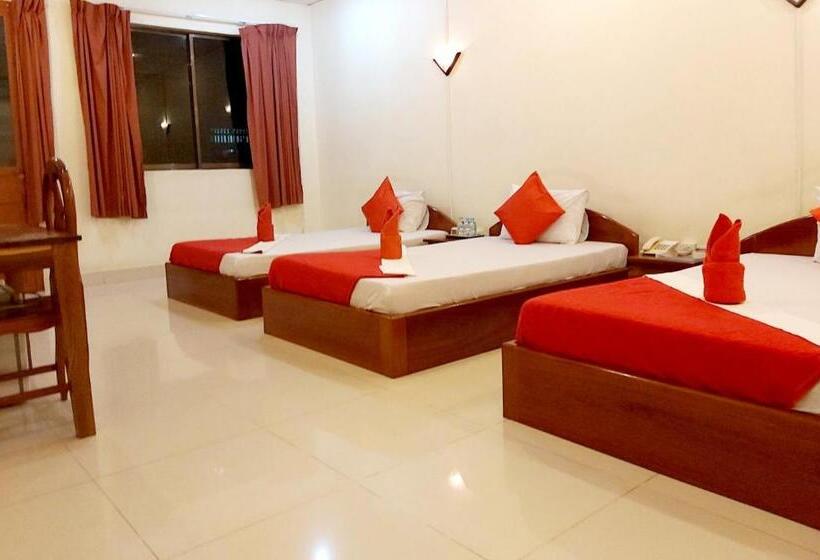 חדר סטנדרט לשלושה, Capitol One