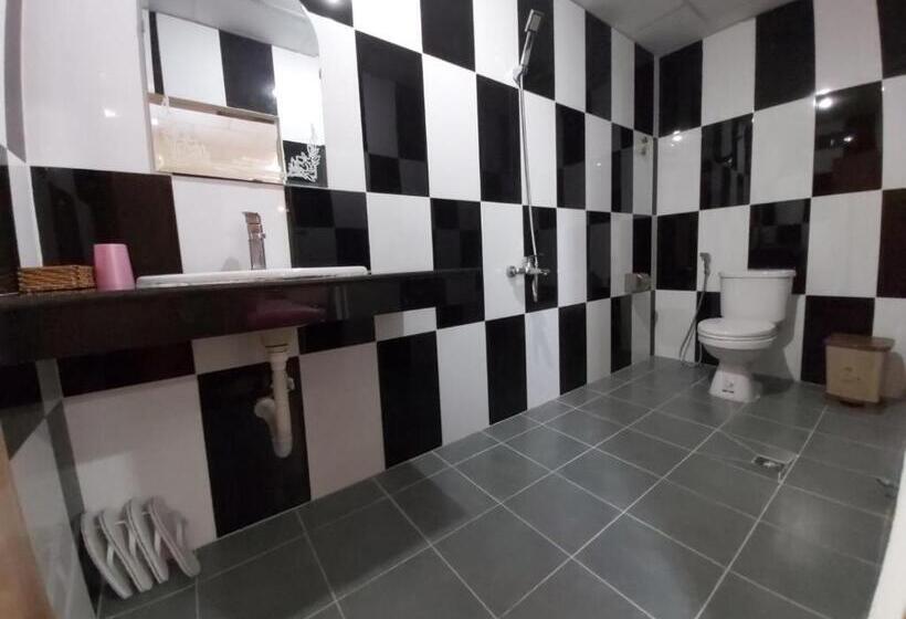 חדר משפחתי, Capitol One