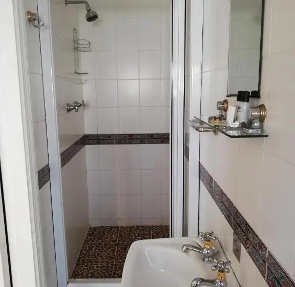 اتاق استاندارد, Fairway Guest House