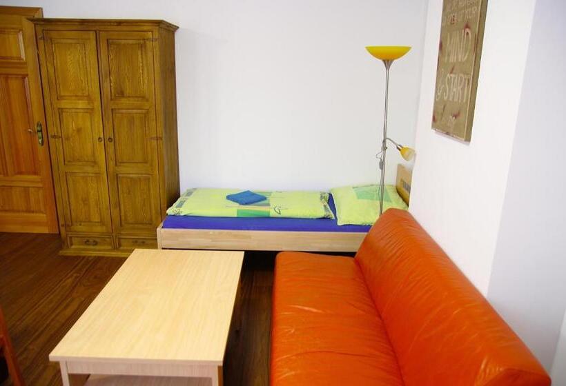 استودیو خانوادگی, Vila Pod Bránou