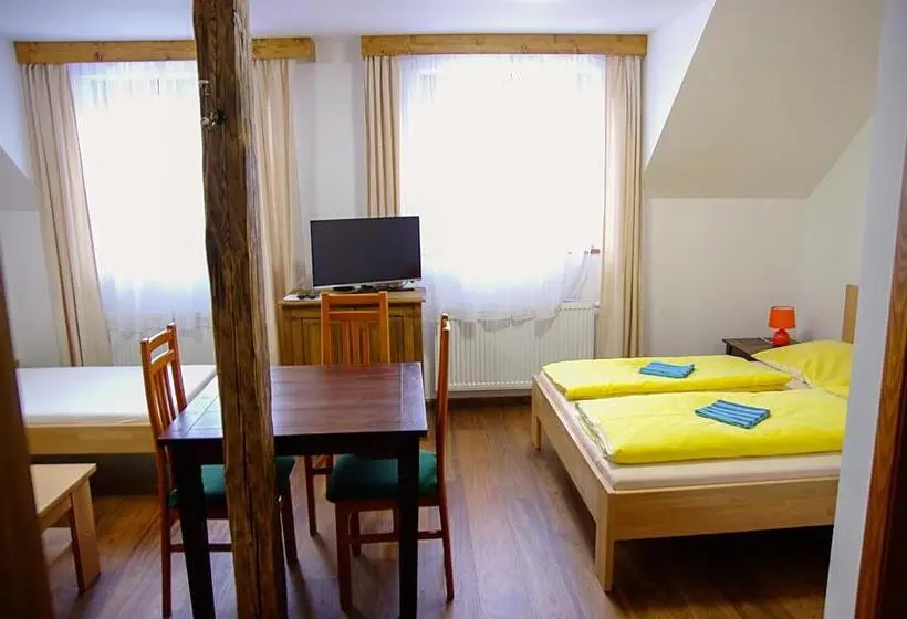 استودیو خانوادگی, Vila Pod Bránou
