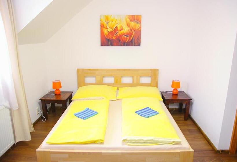 استودیو خانوادگی, Vila Pod Bránou