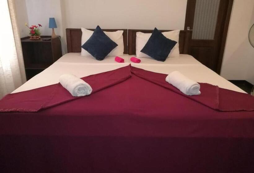 Standardzimmer Kingsize Bett, Emerald Mirror Guest Ella