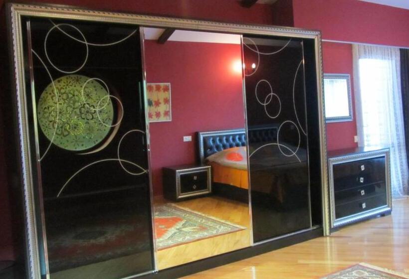 ویلای یک اتاق خوابه با استخر شنا, Villa Ananuri