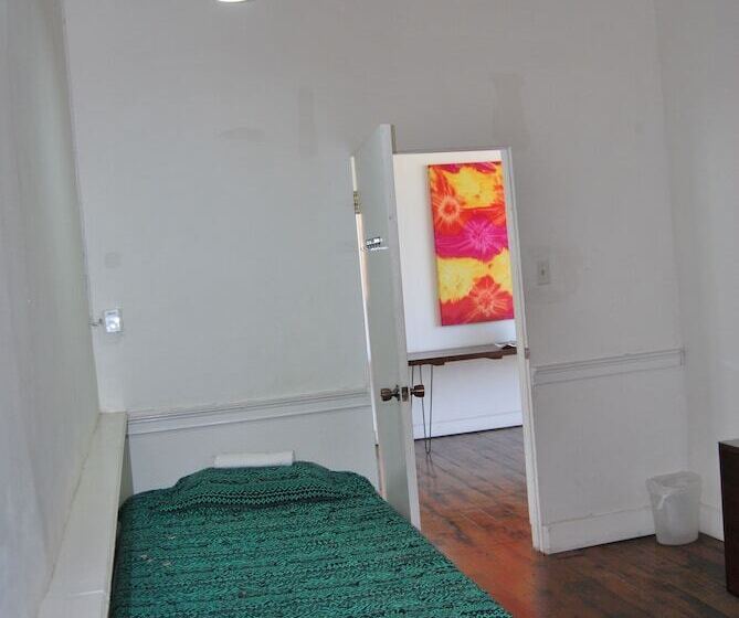 اتاق استاندارد سه نفره, Mobay Kotch Hostel