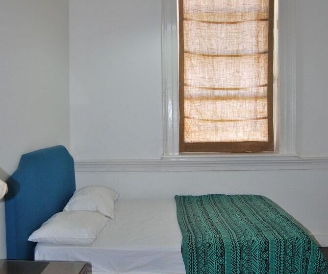 اتاق استاندارد سه نفره, Mobay Kotch Hostel