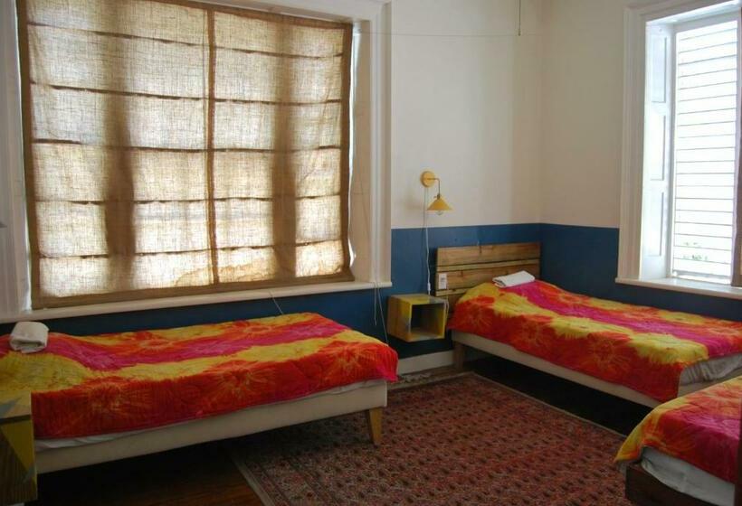 اتاق استاندارد سه نفره, Mobay Kotch Hostel