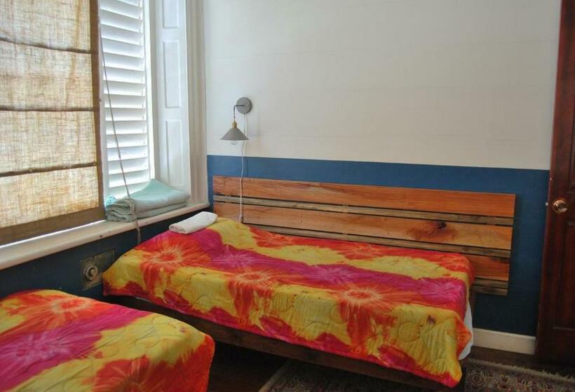 اتاق استاندارد سه نفره, Mobay Kotch   Hostel