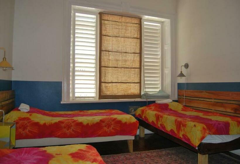 اتاق استاندارد سه نفره, Mobay Kotch Hostel