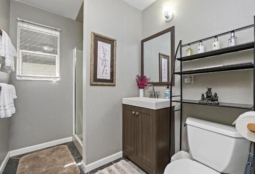 جناح غرفتين نوم, Mountain Meadows Inn & Chalet Suites