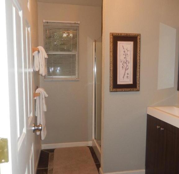 جناح غرفتين نوم, Mountain Meadows Inn & Chalet Suites