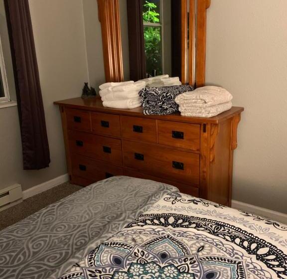 جناح غرفتين نوم, Mountain Meadows Inn & Chalet Suites