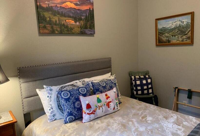 Люкс 2 Спальни, Mountain Meadows Inn & Chalet Suites