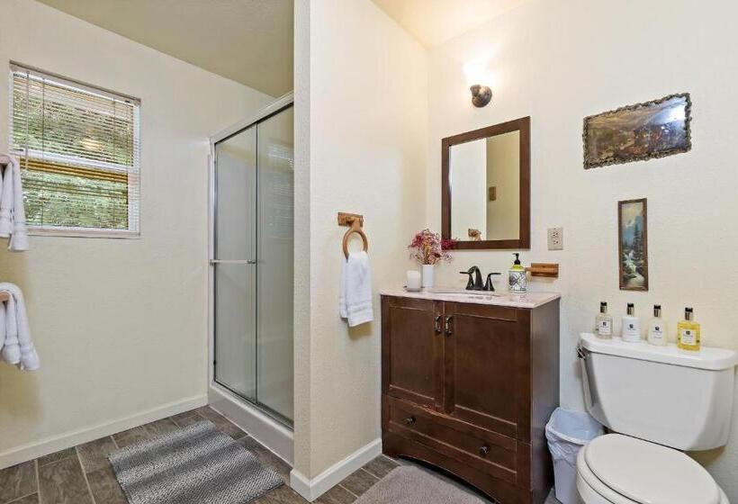 جناح ديلوكس, Mountain Meadows Inn & Chalet Suites