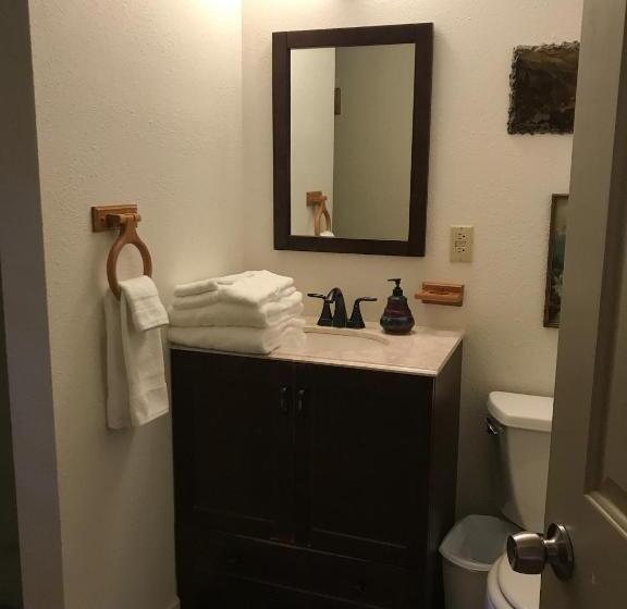 جناح ديلوكس, Mountain Meadows Inn & Chalet Suites