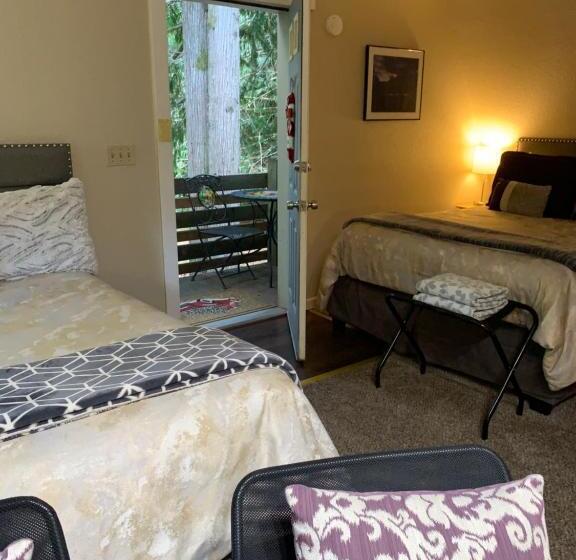 Люкс Повышенной Комфортности, Mountain Meadows Inn & Chalet Suites