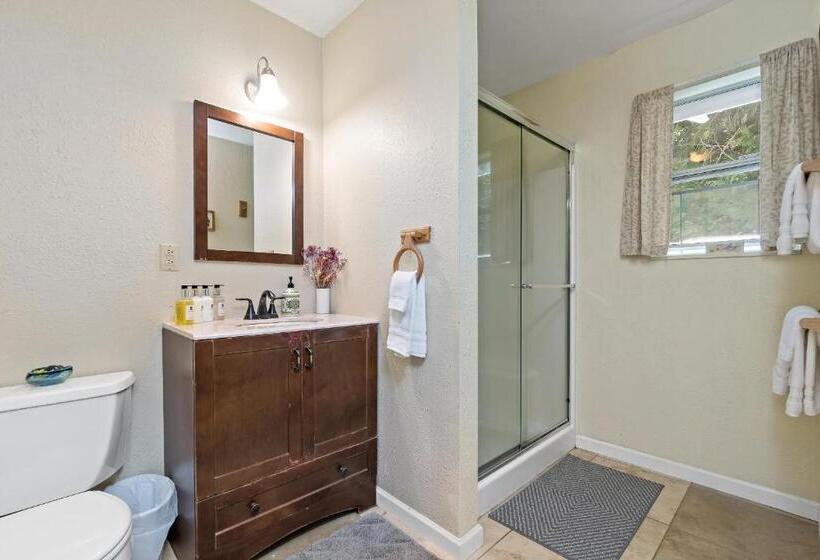 جناح دوبلكس, Mountain Meadows Inn & Chalet Suites