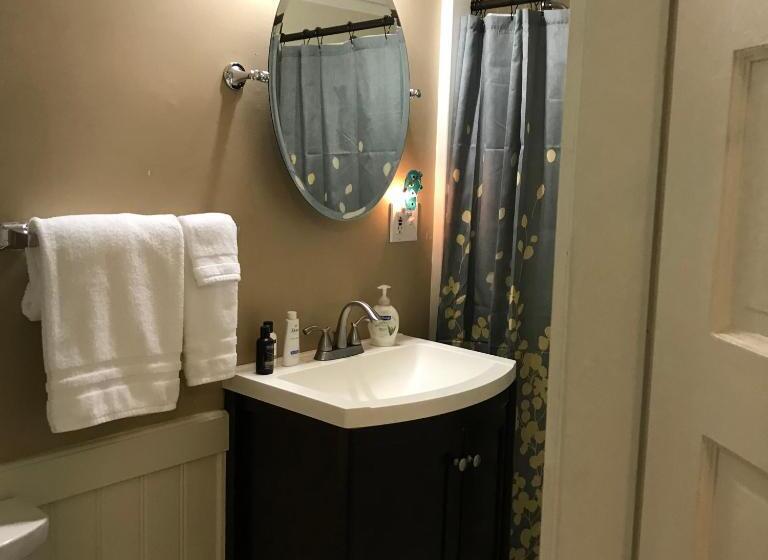 جناح سرير كينج, Mountain Meadows Inn & Chalet Suites