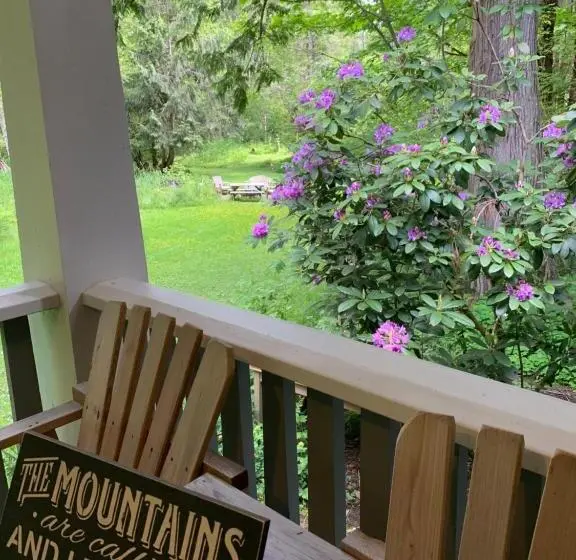 Talo 3 Makuuhuonetta, Mountain Meadows Inn & Chalet Suites