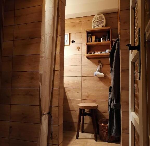 استودیو استاندارد با تراس, Base For Adventurers   Urban Guerrilla