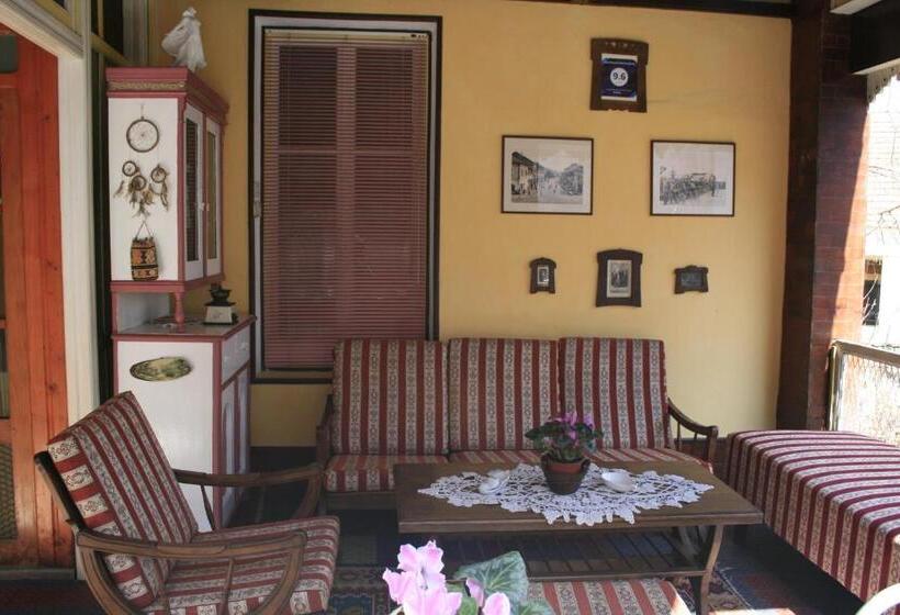 استودیو استاندارد با تراس, Base For Adventurers   Urban Guerrilla