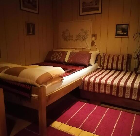 استودیو استاندارد با تراس, Base For Adventurers   Urban Guerrilla