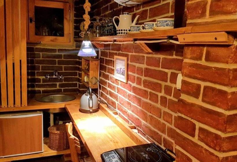 کلبه ییلاقی, Base For Adventurers   Urban Guerrilla