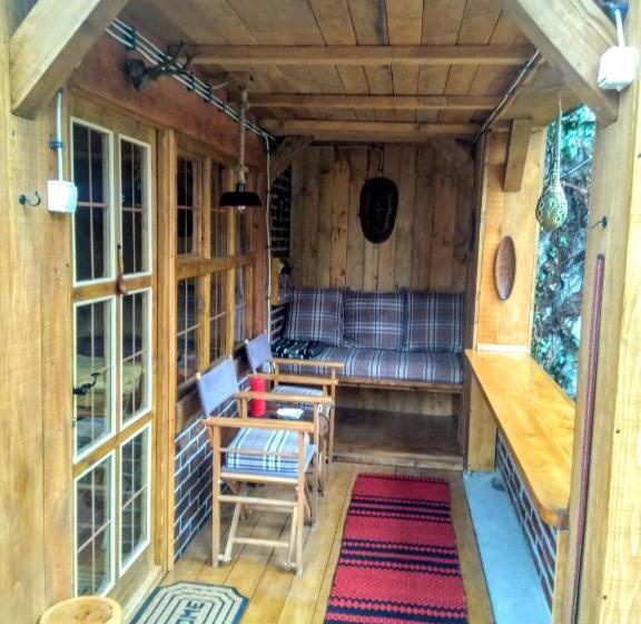 کلبه ییلاقی, Base For Adventurers   Urban Guerrilla