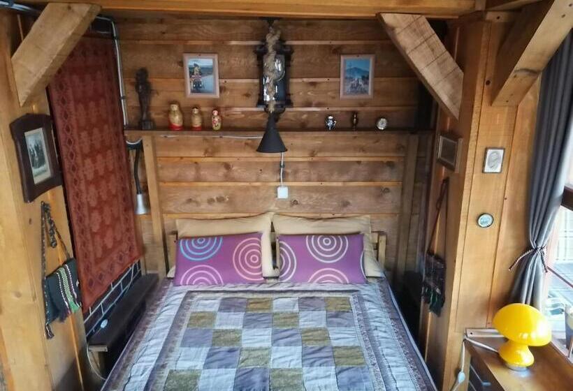 کلبه ییلاقی, Base For Adventurers   Urban Guerrilla