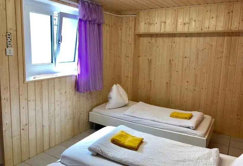 Standard 3 Bett Zimmer Geteiltes Bad, Interlaken Marco Hostel