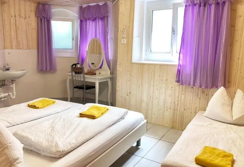 Standard 3 Bett Zimmer Geteiltes Bad, Interlaken Marco Hostel
