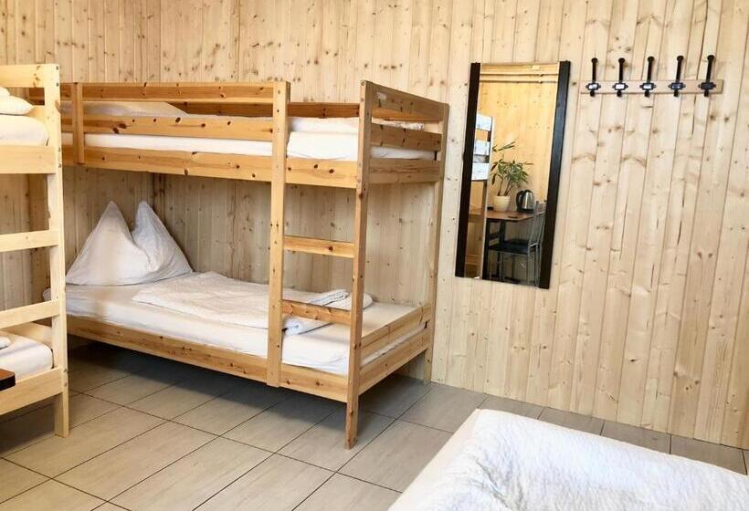 חדר סטנדרט חדר אמבטיה משותף, Interlaken Marco Hostel