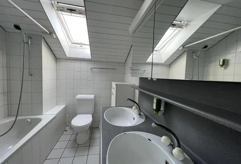 4-Bett-Standardzimmer Geteiltes Bad, Interlaken Marco Hostel