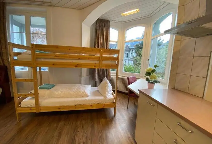 Standard 4-Bettzimmer mit Balkon, Interlaken Marco Hostel