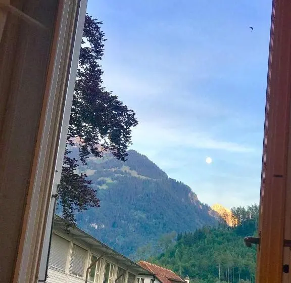 Standard 4-Bettzimmer mit Balkon, Interlaken Marco Hostel