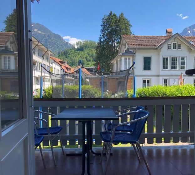 חדר לארבעה סטנדרטי עם מרפסת, Interlaken Marco Hostel