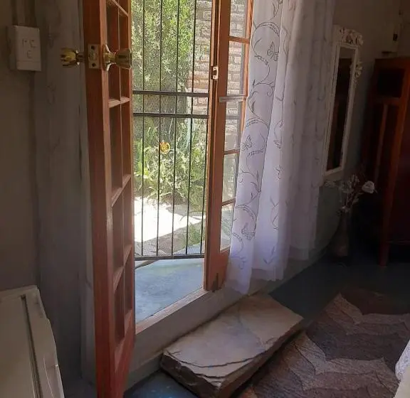エコノミールーム, Cathy's Guest House