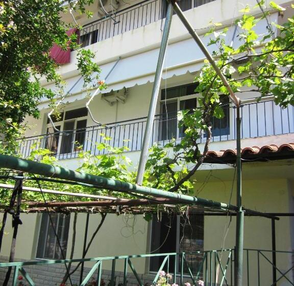 استودیوی استاندارد, Guest House And Tavern Leo
