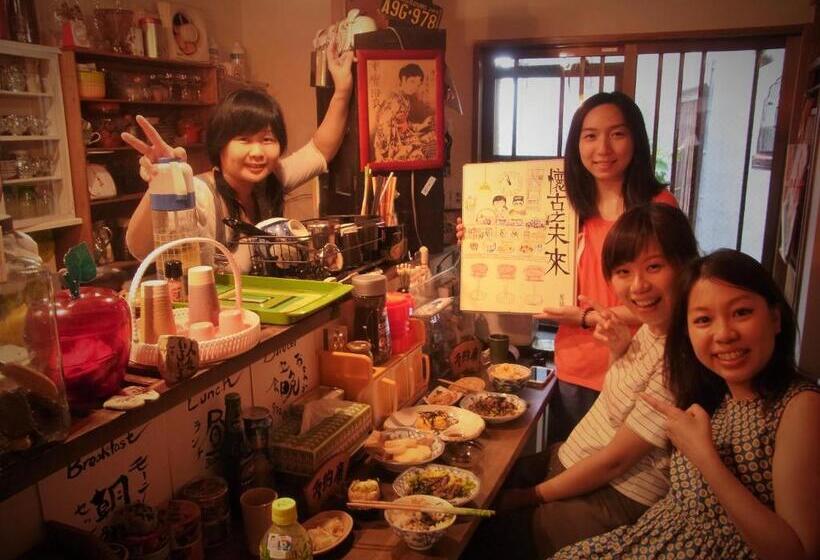 Quarto Familiar, Nostalgic Guesthouse For 1 To 3 Females Or A Group Of 4 People Or More